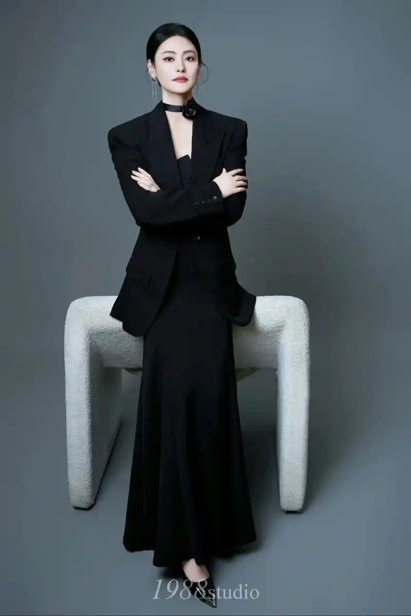 职业又时尚的形象照 没有多余的装饰却很高级 黑色干练,气场十 - 抖音