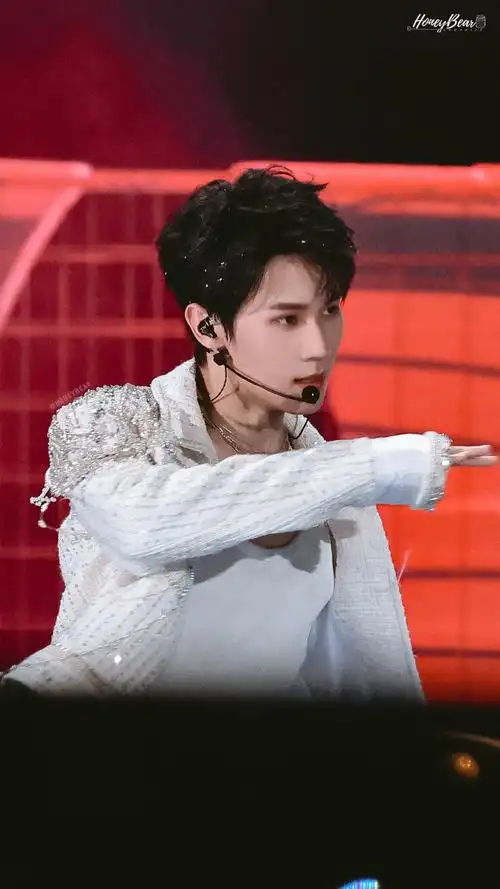 张真源海口演唱会舞台照饭拍