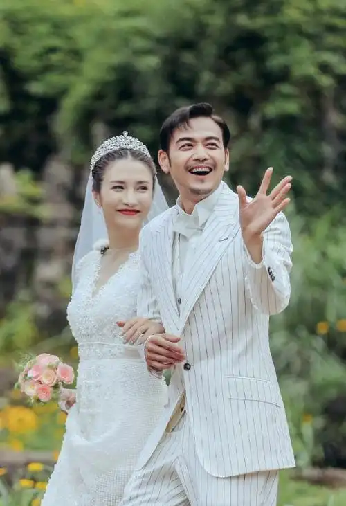 杨烁的老婆还演过《快乐星球》?晒海边近照,夫妻都是超模身材
