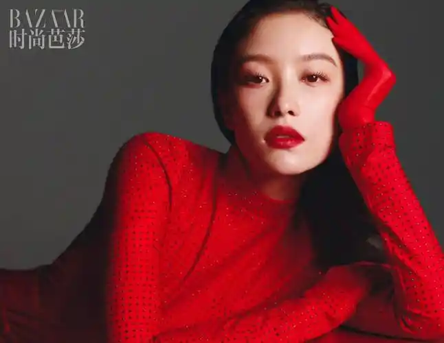 倪妮时尚芭莎一月刊封面,穿黑丝性感迷人,吊带露脐裙热辣妩媚_红色