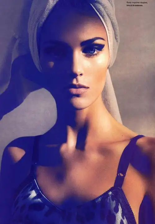 爆乳撑破护士服的极品性感美女小护士上演制服诱惑人体艺术写真照