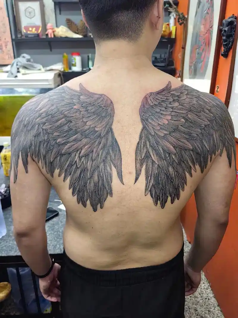 满背纹身 #雕刻自己 #展背 翅膀纹身完成#后背杀 - 抖音