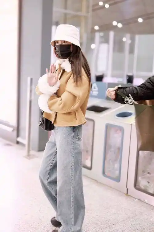 杨幂穿咖色皮夹克搭浅色牛仔裤 戴渔夫帽温柔可爱