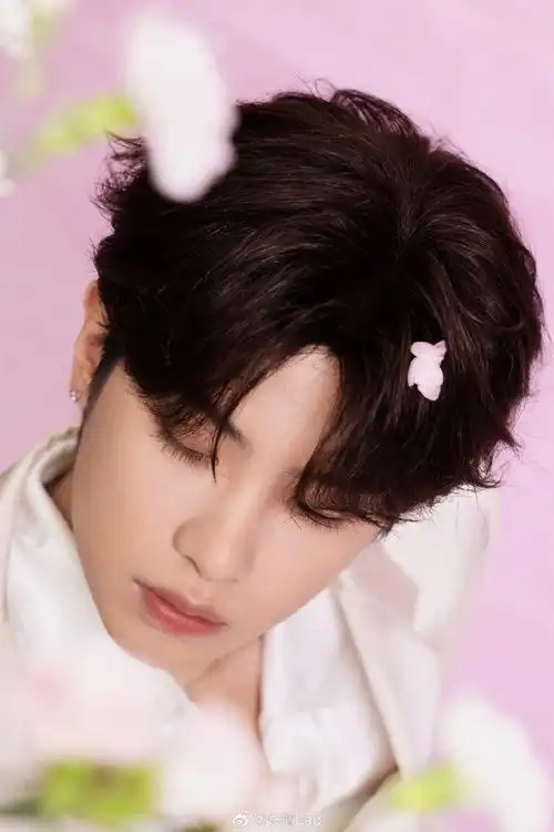 黄明昊花团锦簇写真##黄明昊白西装