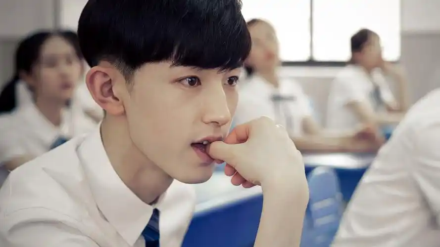 郭俊辰在电视剧《少年派》饰演男二钱三一,是一名生于书香门第的高中