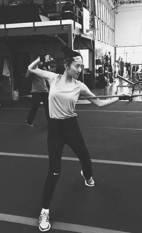 运动女孩更美丽!景甜健身照清新靓丽