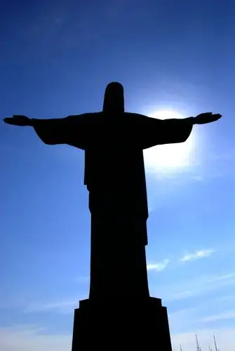 上山近看耶稣像才能感觉他的震撼.