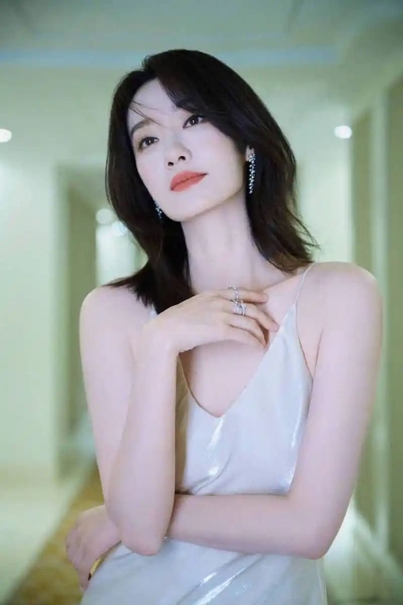 近日工作室晒出了一组张小斐活动写真美照,她身穿一袭简约动人的