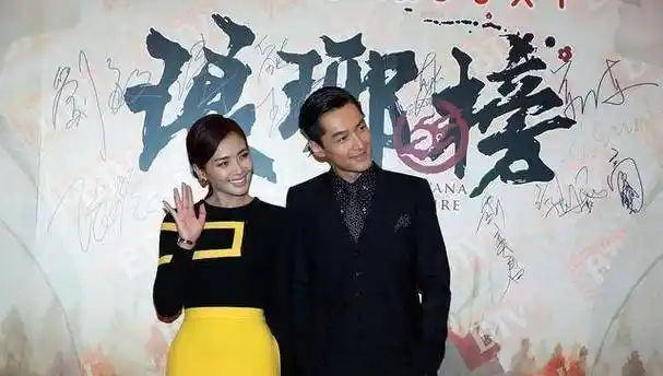 胡歌听到这个问题后,沉默了几秒,看了看边上的刘涛,然后指着刘涛说:"