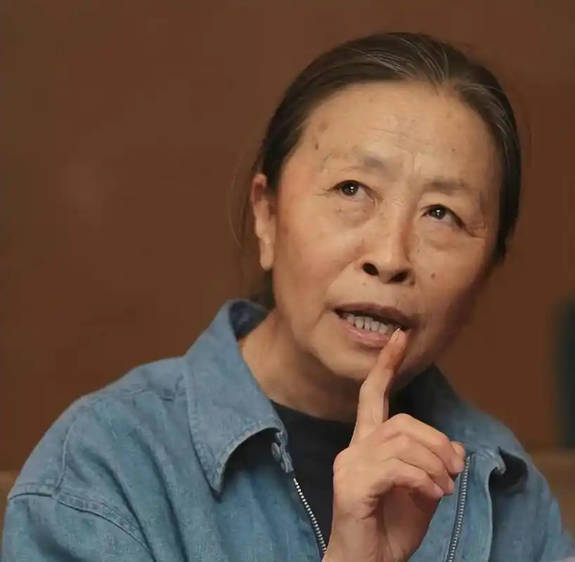 张少华为何将遗产托付给胡歌 备受瞩目的资深演员张少华因疾病辞世,竟