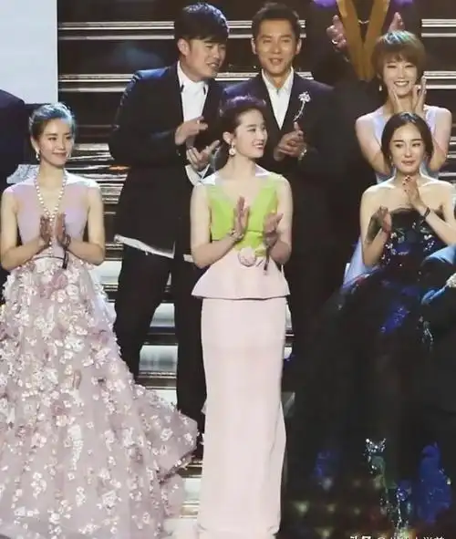 刘亦菲膀大又腰圆算不算顶级美人?看看她和杨幂的合照你就有答案