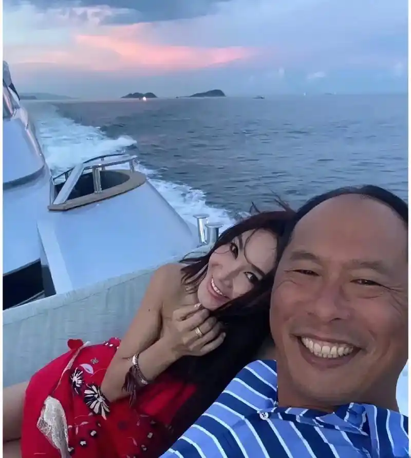 温碧霞老公不嫌你们穷,你们居然嫌他老[捂脸]  最近这张温碧霞和老公