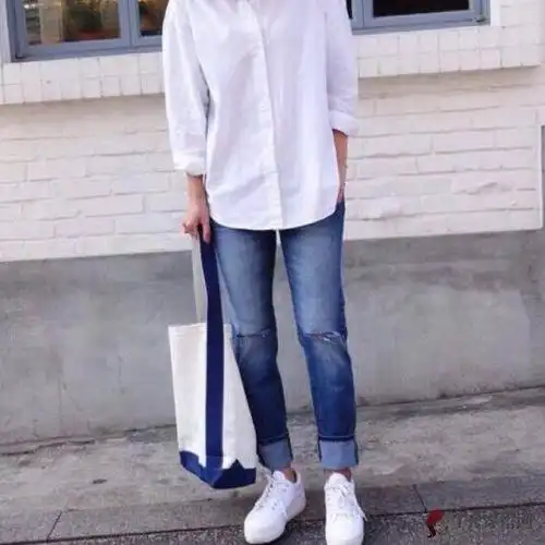 白色衬衫搭配方法了,事实上也有非常多的年轻男生非常喜欢这样子穿