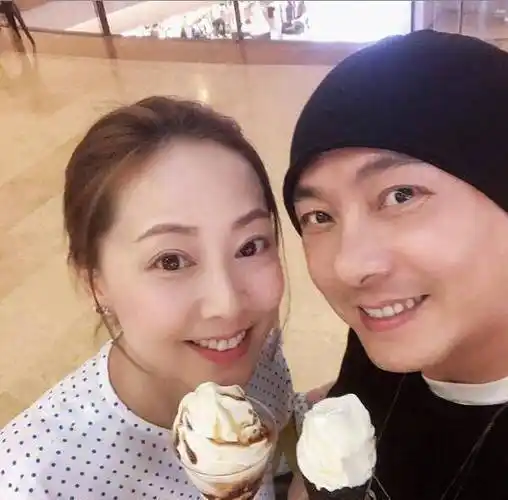 原创54岁张卫健晒照粉碎传言结婚14年与小9岁老婆恩爱如初