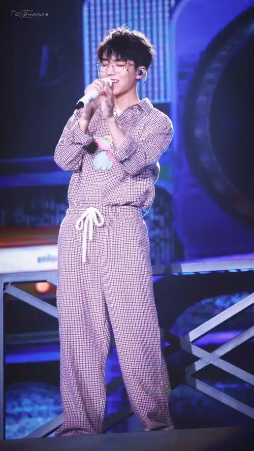 王俊凯戴眼镜穿格子睡衣亮相19岁生日会,在舞台上深情唱歌太帅了