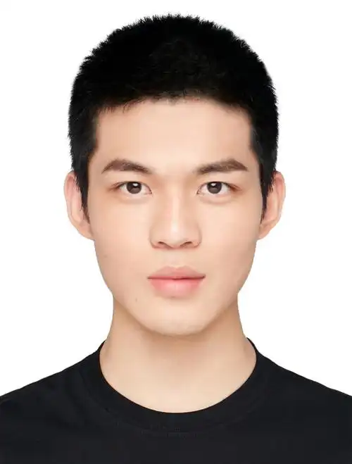 如今的男生感受都不怎么爱自拍,能扒到的照片有限,还都没有正脸.