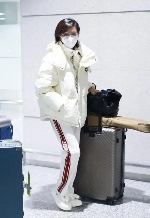 万茜现身机场,白色羽绒服搭配运动裤,休闲保暖很显气质!