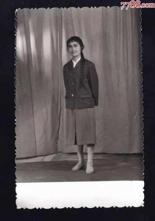 6.70年代大辫子美女老照片1张(尺寸约5.*8.5厘米)