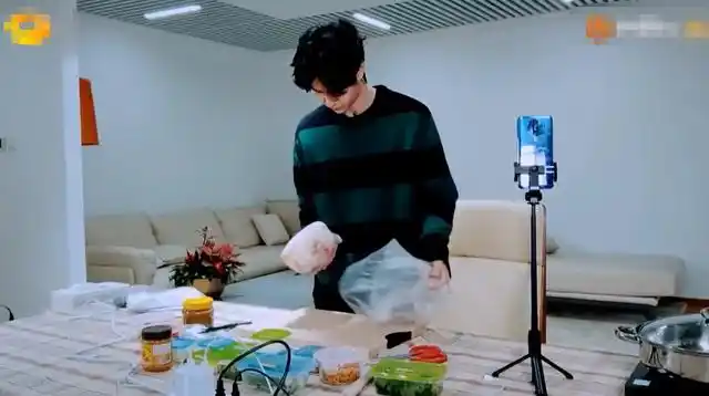 但后来粉丝澄清,王一博的家里全是乐高玩具怎么会这么朴素.