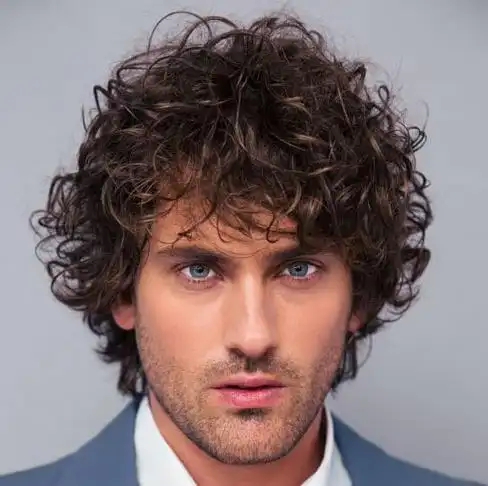 满头烫短发发型很受欢迎,秃头男的必选发型,从发根一直烫到发尾,时尚