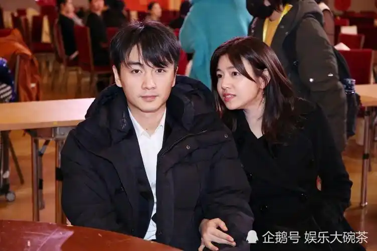 这就是甜蜜的样子!陈晓陈妍希盛装亮相,神仙眷侣手就没有松开过