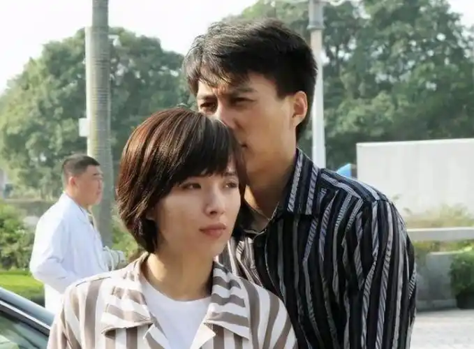 回顾演员靳东在父母离异的阴影下长大离过婚的女人更应该被爱