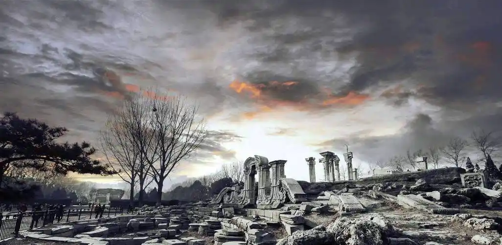 在英国的苏富比拍卖行上,曾经展出过一组圆明园被毁的照片,一时间引起