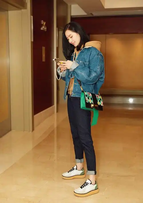 32岁刘诗诗真会扮嫩,牛仔外套配短裙少女感十足,哪像当了妈的人