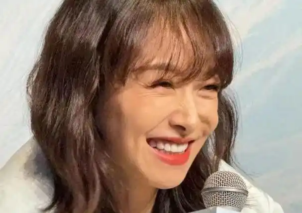 明星近照让我释然:不再焦虑满脸油,卡粉,长痘和皱纹问题