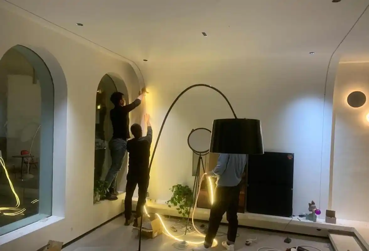 公司进入最后的灯具安装,今天的全部完成陆陆续续的,我们又是自己干