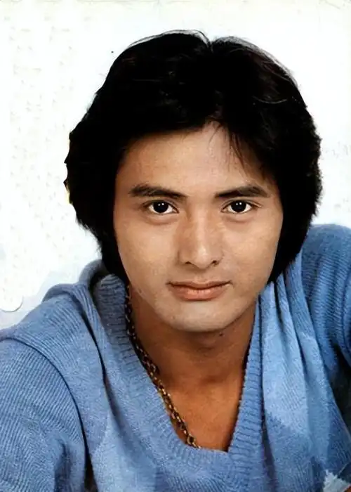 据说,周润发当年参加无线艺员培训班,临近毕业的时候,他会经常一个人