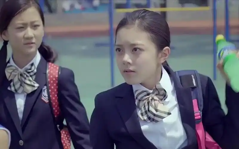 我的体育老师:马莉真的猛,旁边男生张大了嘴,惊呆了