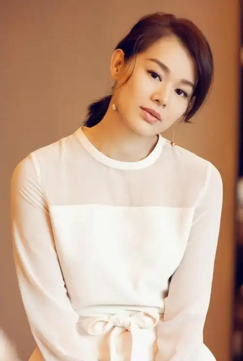 胡杏儿个人资料简介:嫁大3岁富豪李乘德,婚后连生三胎,如今很幸福-天