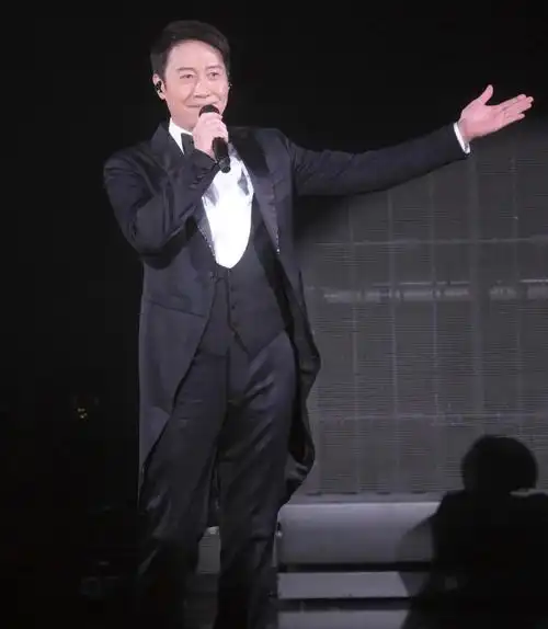 黎明开个唱,妻女到场欣赏,阿wing陪5岁女儿与台上黎明秘密互动