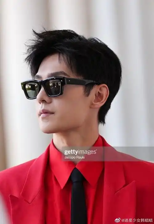 杨洋 新郎#杨洋现身米兰时装秀,一身红色西装穿搭特别吸睛,高冷似气