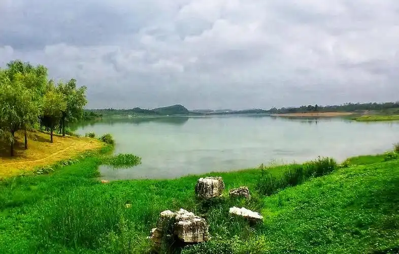 7月3日的贵安新区月亮湖
