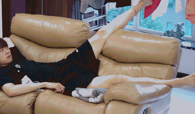 魏大勋脚上的红绳被p掉了