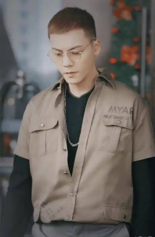 原创陈伟霆剃头照曝光这次比自己剪的寸头还短男神气质难抵挡