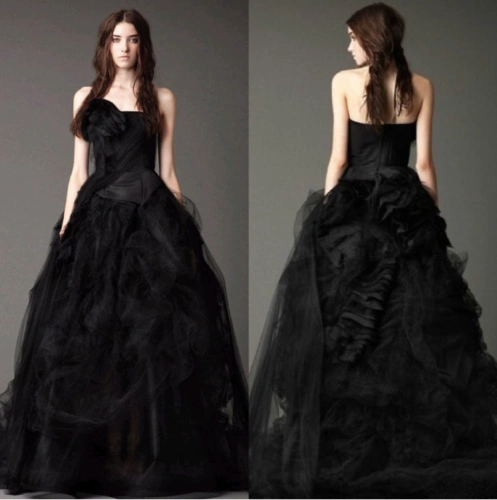 打破传统的黑色婚纱 是不是有点太严肃了