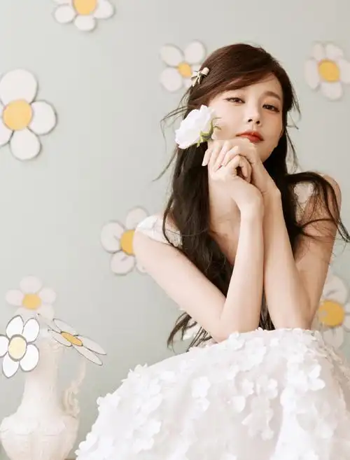 微博之夜第一波出图##李一桐纯白花嫁妆