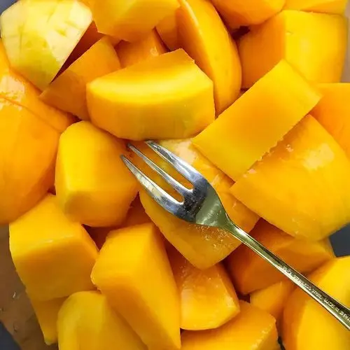 《切芒果》芒果切法百百款 单边三刀六块的切法 乾净俐落～块块分明