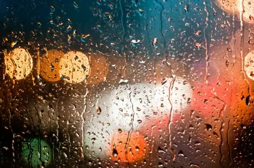 20路公交汽车窗外的雨夜