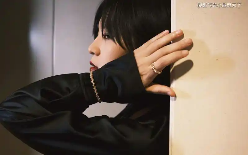 周笔畅黑色套装时尚写真