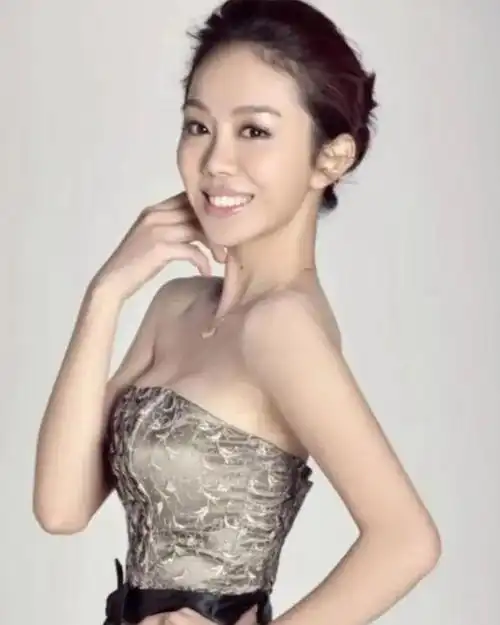 姜妍火辣身材比林志玲还羡慕泳装都招架不住