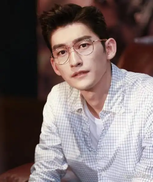 在情感类节目上,张翰于2021年积极参与.01