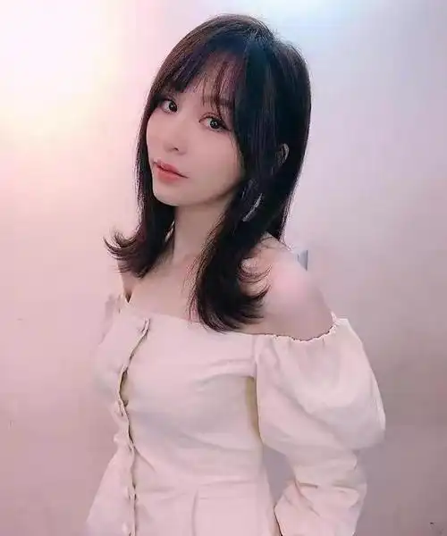 吞云吐雾一脸享受,观众看得也是非常陶醉,然而现实生活中女明星抽烟可