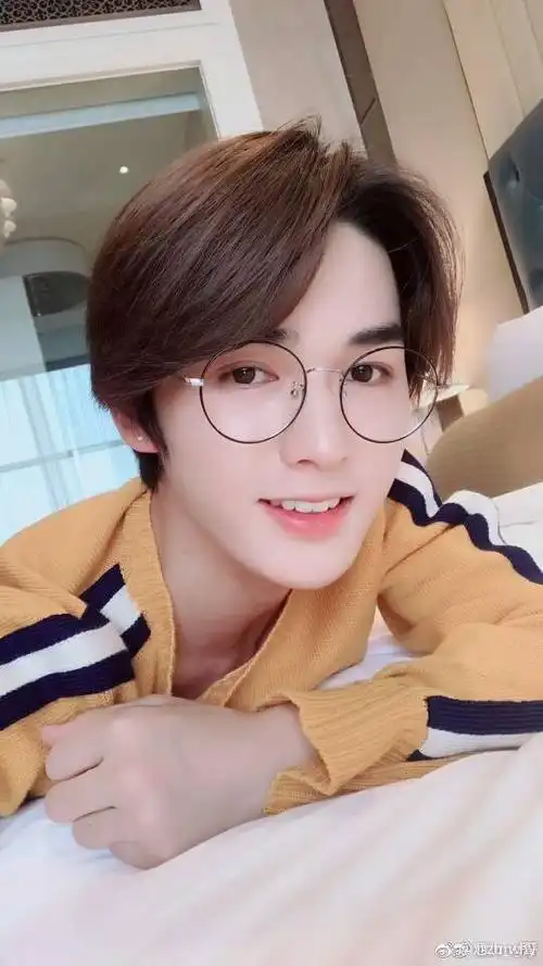 朱正廷眼镜杀合集俊朗斯文温文尔雅邪魅撩人