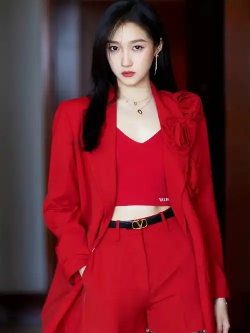 关晓彤晒开工战袍穿红色西服短裤套装秀出白皙的大长腿成熟美丽不失小