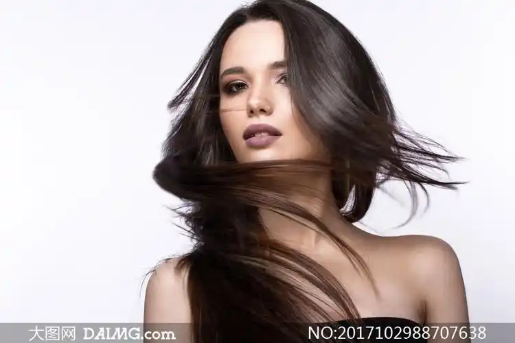 吹风效果秀发香肩美女摄影高清图片