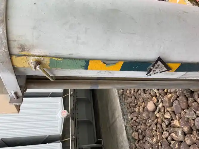 2主变10kv侧母排架构接地线油漆脱落